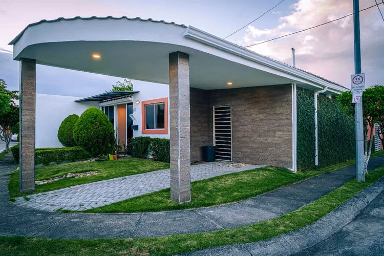 FP>¡Vive en una hermosa casa esquinera con todas las comodidades que necesitas! - Imagen 2
