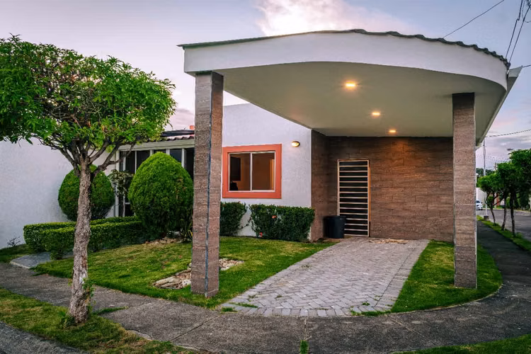 FP>¡Vive en una hermosa casa esquinera con todas las comodidades que necesitas!