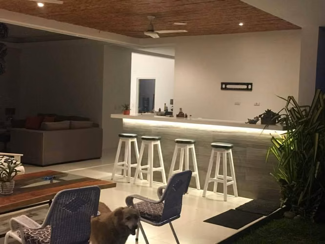 Bellisima casa estilo Moderno dentro condominio con piscina comunal - Imagen 2