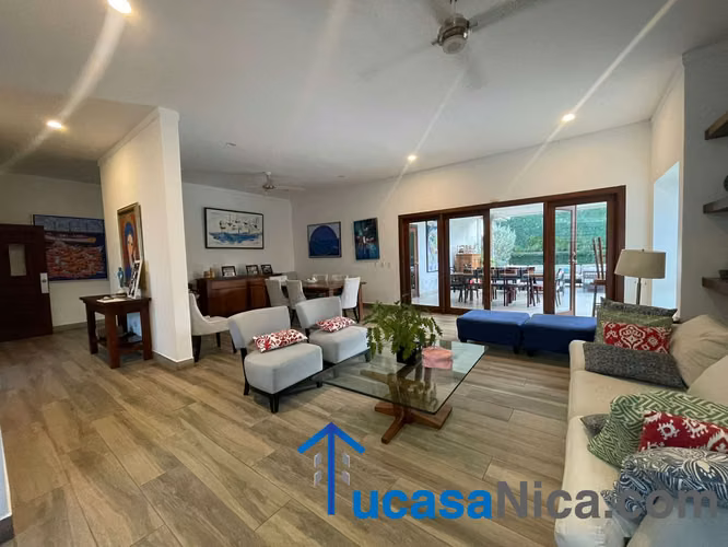 Venta de Casa grande con 5 habitaciones y buenos acabados