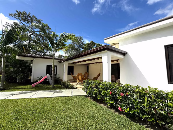 Venta de Casa en el Km 12.5 de la Carretera Sur en Serranías Terreno 4,360 v2