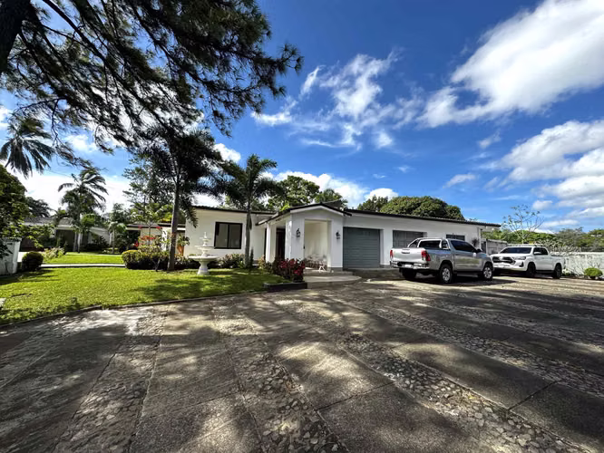 Venta de Casa en el Km 12.5 de la Carretera Sur en Serranías Terreno 4,360 v2