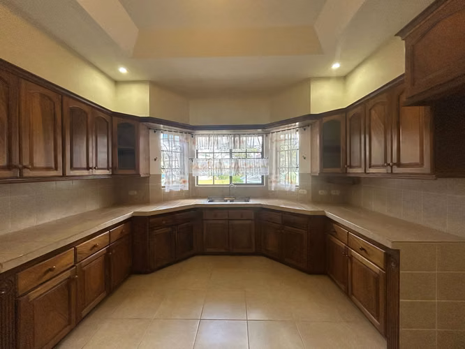 IM- Bella casa con finos acabados en venta en residencial Villas de San Sebastián en Diriamba