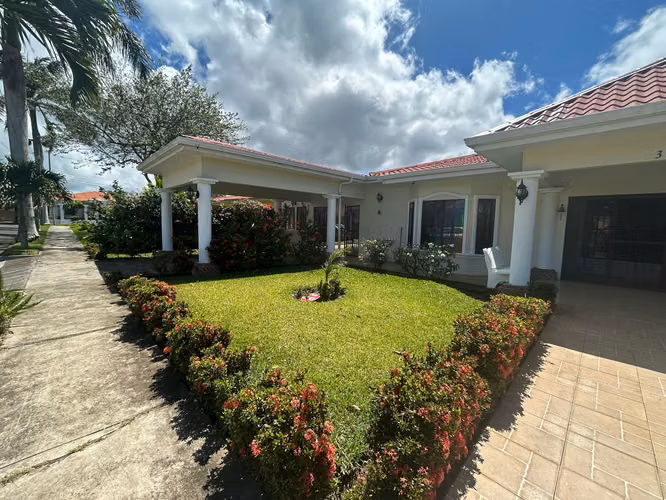 IM- Bella casa con finos acabados en venta en residencial Villas de San Sebastián en Diriamba
