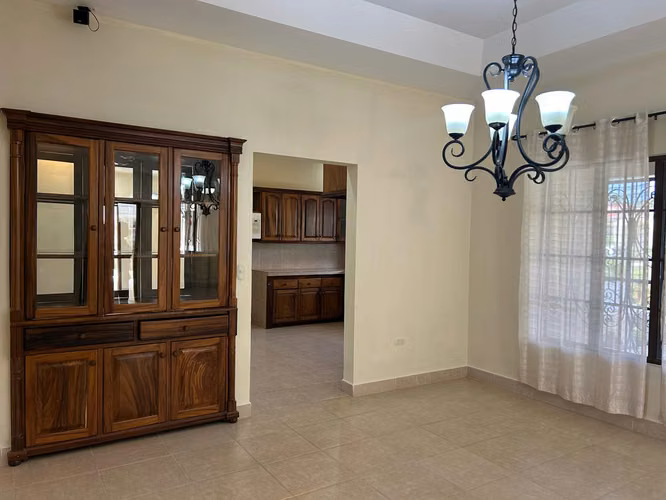 IM- Bella casa con finos acabados en venta en residencial Villas de San Sebastián en Diriamba