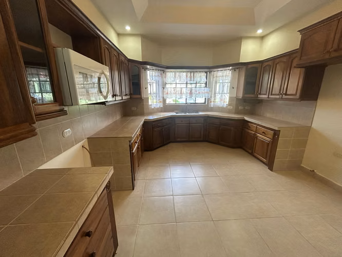 IM- Bella casa con finos acabados en venta en residencial Villas de San Sebastián en Diriamba