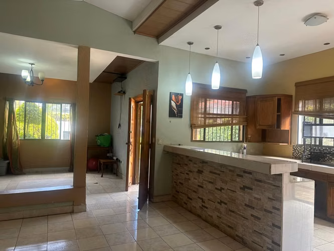 Venta de Hermosa y Acogedora Casa en Carretera Sur  Con Terreno de 969V2 - Imagen 2