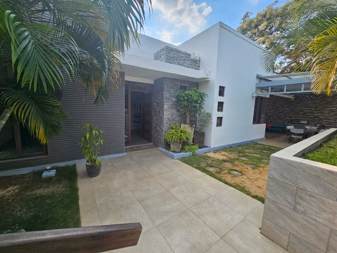 Venta de casa moderna, con bonitos acabados y diseño único en Carretera Sur
