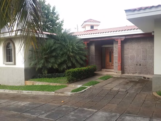 las Colinas condominio privado de tres casas - Imagen 3