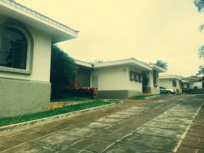 las Colinas condominio privado de tres casas - Imagen 7