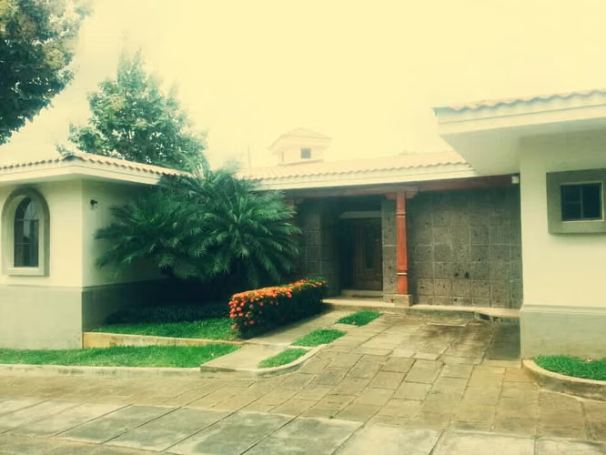 las Colinas condominio privado de tres casas