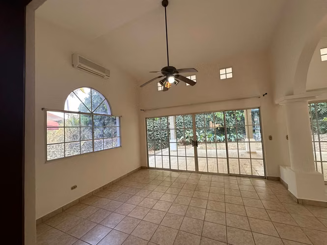 las Colinas condominio privado de tres casas - Imagen 9