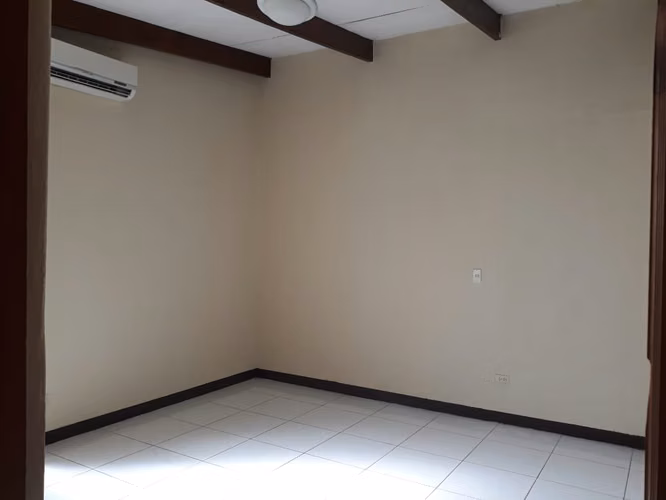 Venta de espaciosa casa en primer entrada Las Colinas con amplio terreno - AM