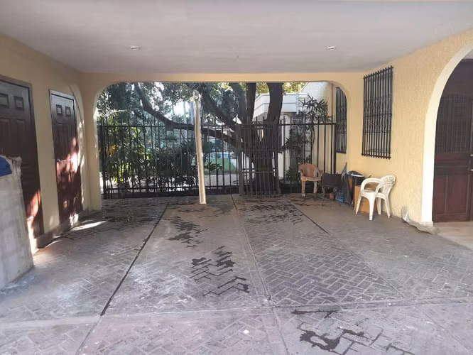VENTA EN BOLONIA PARA NEGOCIO CON BODEGA 320MTS2 BUENA UBICACION 5382