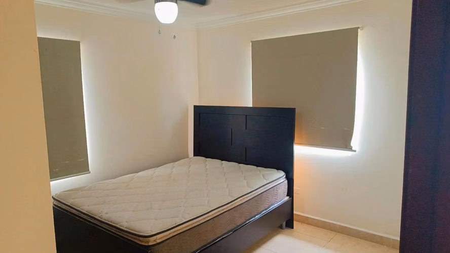 Rento sin muebles en condominio con piscina comunal - Imagen 7