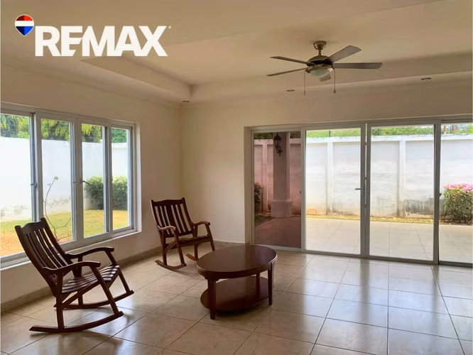 Casa en Renta en Las Colinas