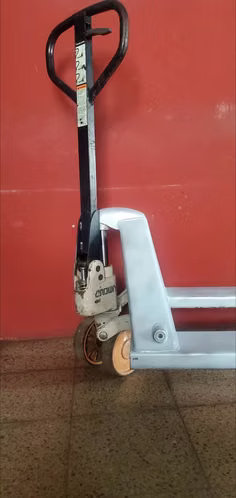 Palet manual Crown PTH 50 de 5000 lb
