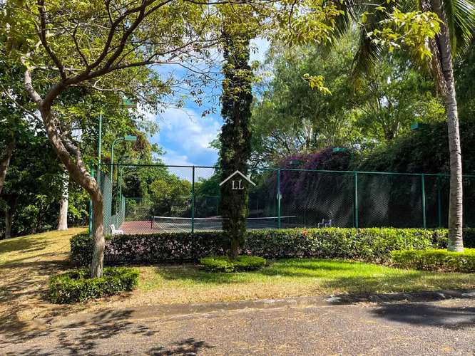LL-Se Vende Complejo de Dos Casas con Piscina Techada