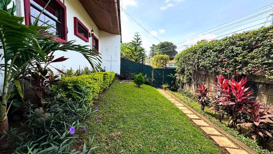 FP> ¡GANGA en Las Colinas! Casa con Piscina Ideal para Negocio o Vivienda $325,000