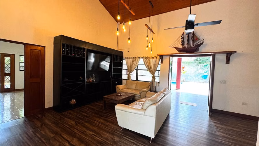 FP> ¡GANGA en Las Colinas! Casa con Piscina Ideal para Negocio o Vivienda $325,000