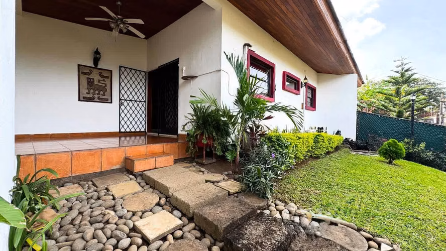 FP> ¡GANGA en Las Colinas! Casa con Piscina Ideal para Negocio o Vivienda $325,000