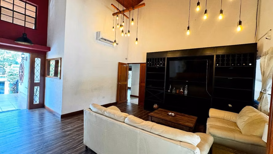 FP> ¡GANGA en Las Colinas! Casa con Piscina Ideal para Negocio o Vivienda $325,000