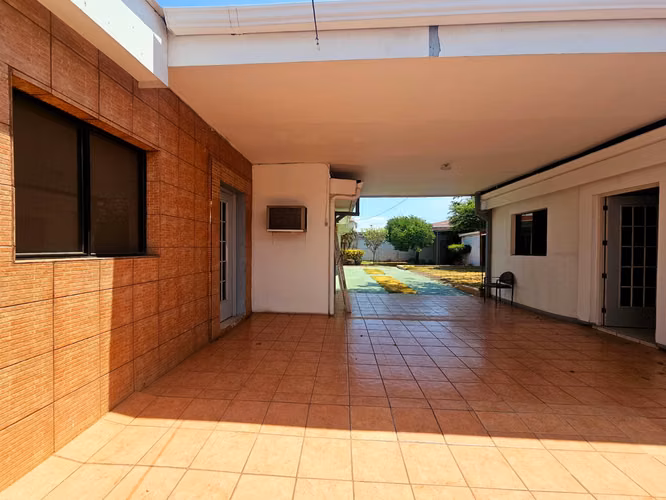 ¡Oportunidad Única de Inversión! Espaciosa Propiedad Comercial Esquinera con Gran Potencial Multifuncional ubicada en Barrio Santa Ana, Managua