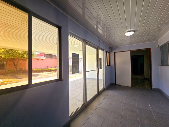 ¡Oportunidad Única de Inversión! Espaciosa Propiedad Comercial Esquinera con Gran Potencial Multifuncional ubicada en Barrio Santa Ana, Managua