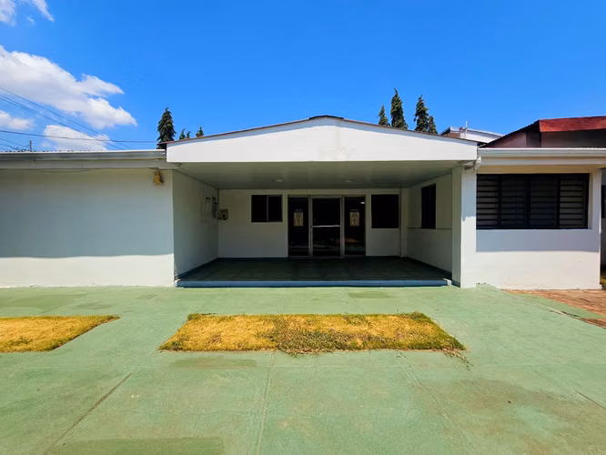 ¡Oportunidad Única de Inversión! Espaciosa Propiedad Comercial Esquinera con Gran Potencial Multifuncional ubicada en Barrio Santa Ana, Managua