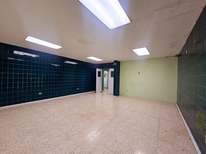 ¡Oportunidad Única de Inversión! Espaciosa Propiedad Comercial Esquinera con Gran Potencial Multifuncional ubicada en Barrio Santa Ana, Managua