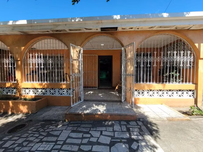 FP Casa Esquinera en Venta en Las Américas 2!