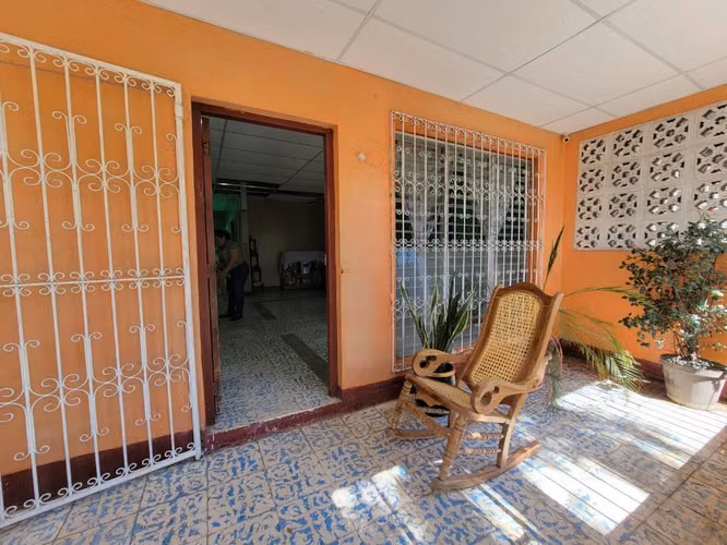 FP Casa Esquinera en Venta en Las Américas 2!