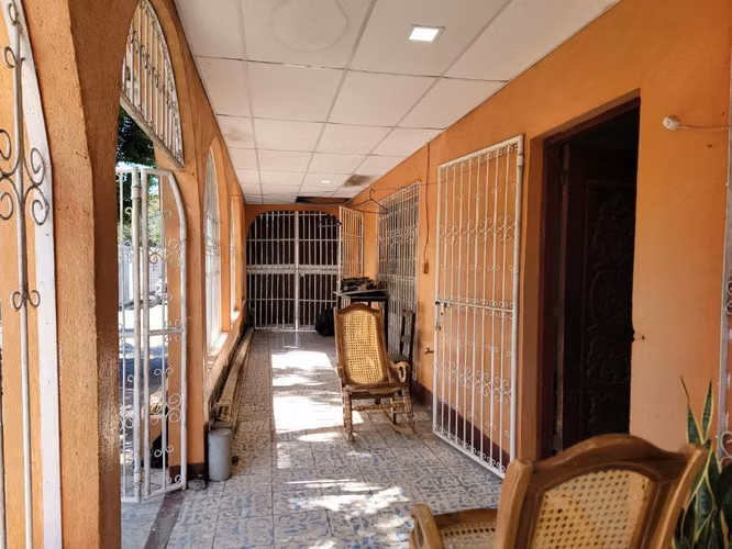 FP Casa Esquinera en Venta en Las Américas 2!
