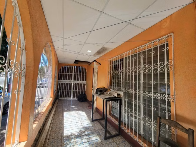 FP Casa Esquinera en Venta en Las Américas 2!