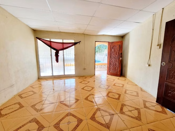 FP Casa Esquinera en Venta en Las Américas 2!