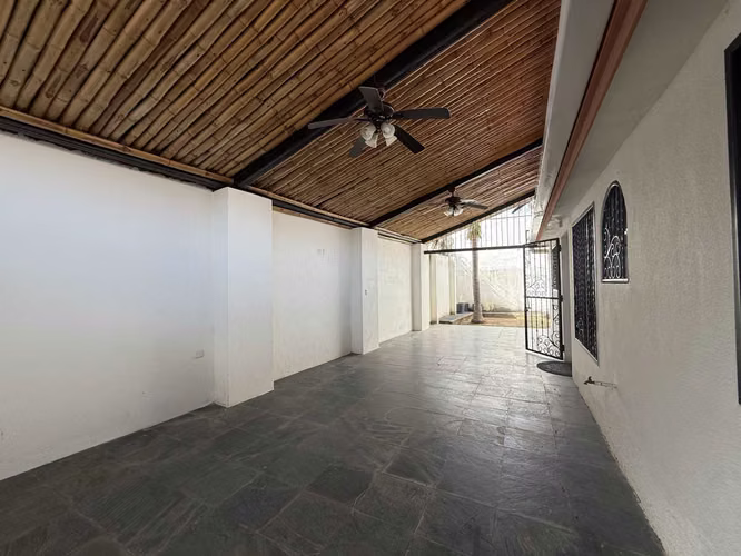 ¡Venta de Casa en Bosques de Miraflores – Seguridad y Comodidad