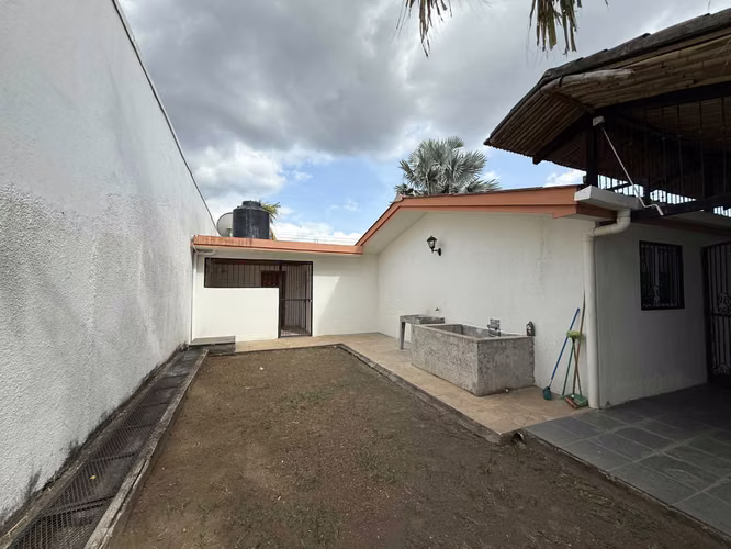 ¡Venta de Casa en Bosques de Miraflores – Seguridad y Comodidad