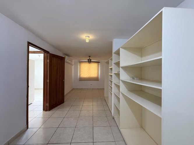 ¡Venta de Casa en Bosques de Miraflores – Seguridad y Comodidad