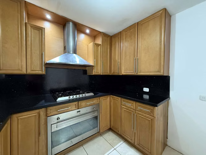 ¡Venta de Casa en Bosques de Miraflores – Seguridad y Comodidad