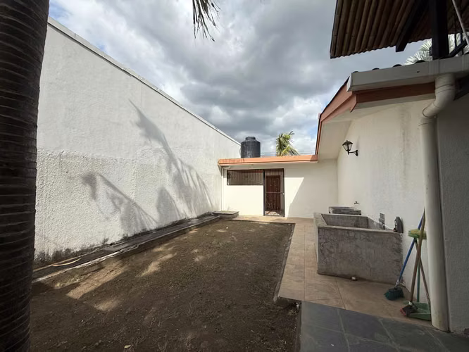 ¡Venta de Casa en Bosques de Miraflores – Seguridad y Comodidad