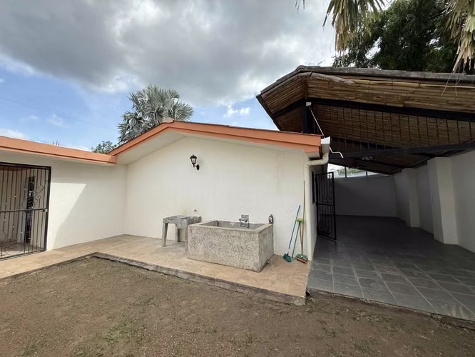 ¡Venta de Casa en Bosques de Miraflores – Seguridad y Comodidad