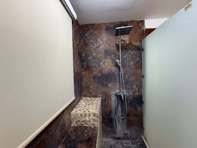 ¡Venta de Casa en Bosques de Miraflores – Seguridad y Comodidad