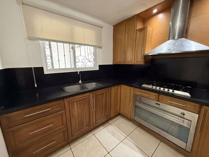 ¡Venta de Casa en Bosques de Miraflores – Seguridad y Comodidad