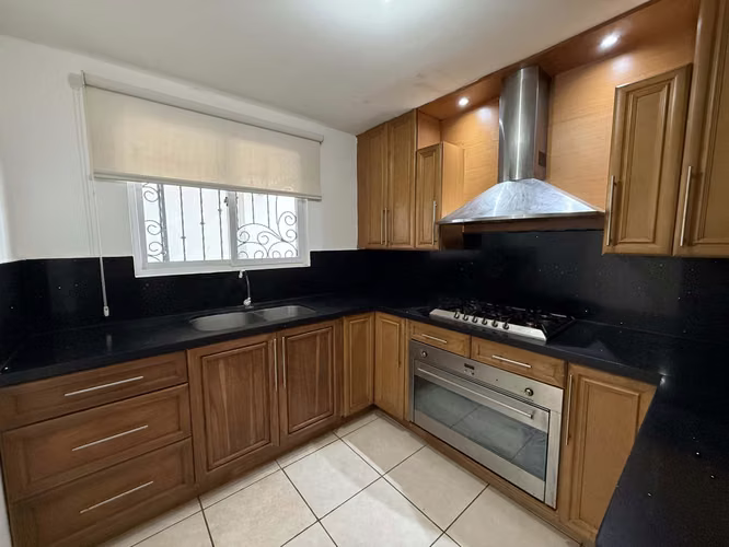 ¡Venta de Casa en Bosques de Miraflores – Seguridad y Comodidad