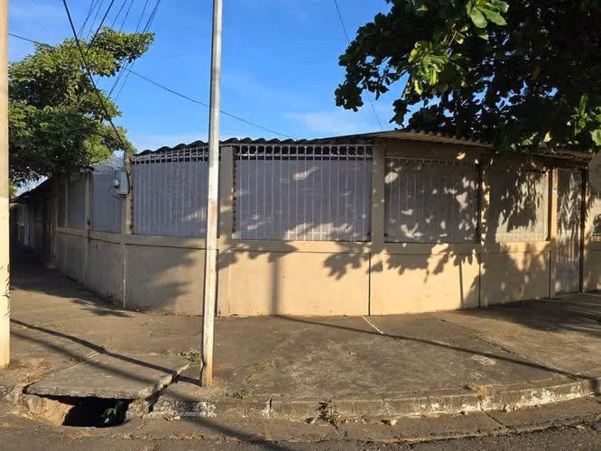 FP/ se vende hermosa casa en colonia 9 de junio.