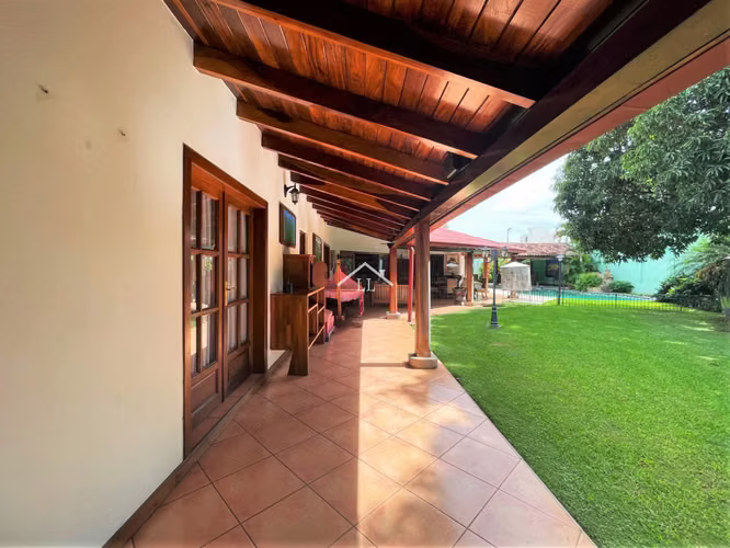 LL - Se Vende Casa en Residencial en Carretera Masaya