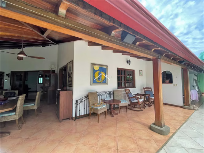 LL - Se Vende Casa en Residencial en Carretera Masaya