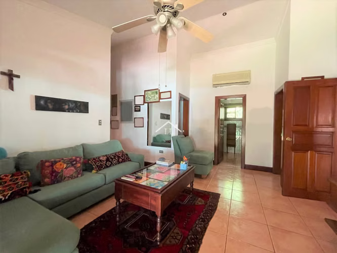 LL - Se Vende Casa en Residencial en Carretera Masaya