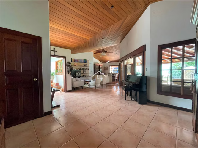 LL - Se Vende Casa en Residencial en Carretera Masaya