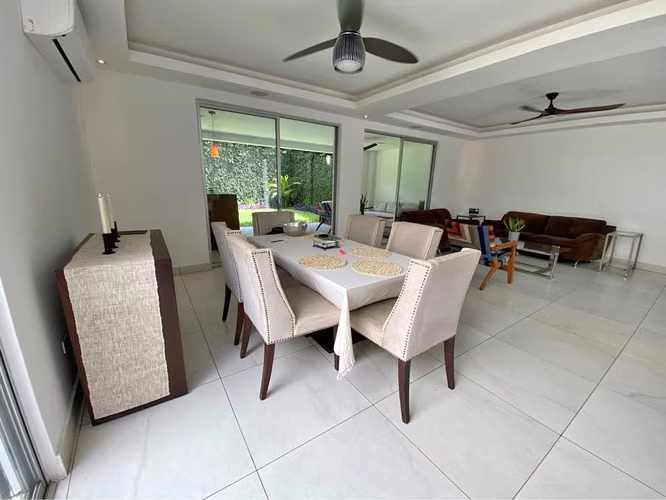 Se Vende Casa – Santo Domingo (por Galería) $235,000 FP